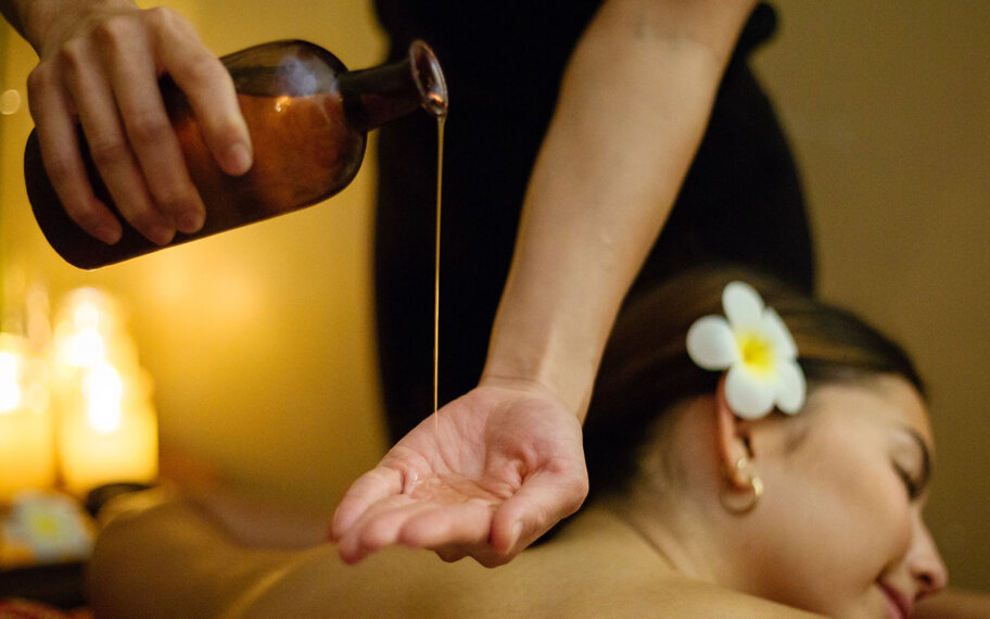 Massage orientale à l'huile chaude